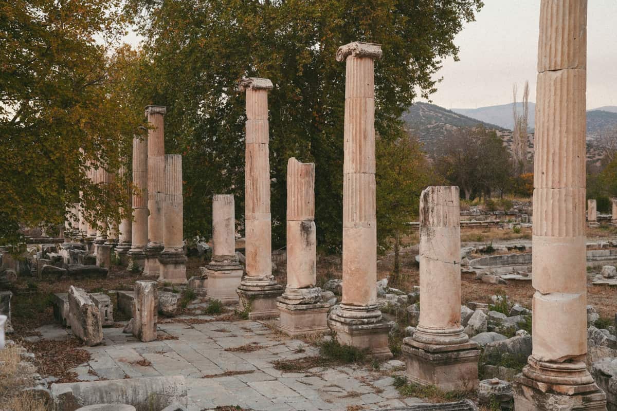 Eine stehende Reihe ionischer Säulen in Aphrodisias; dahinter Hügel.