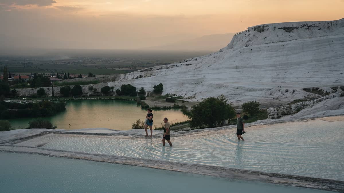 Sinterterrassenbecken bei Sonnenuntergang